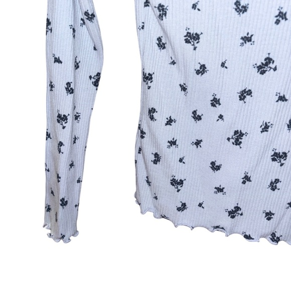 Old Navy | GIRLS | Floral Print V-Neck Long Sleeve Top - Picture 2 of 3